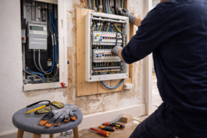 Verschil tussen meterkast en groepenkast met automaten en aardlekschakelaars voor veilige elektriciteitsvoorziening.